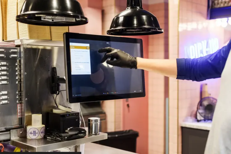 Hand on Baemingo KDS screen